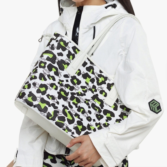 MCM White Leopard Visetos Leather shopper WITH POUCH - Picture 2 of 16